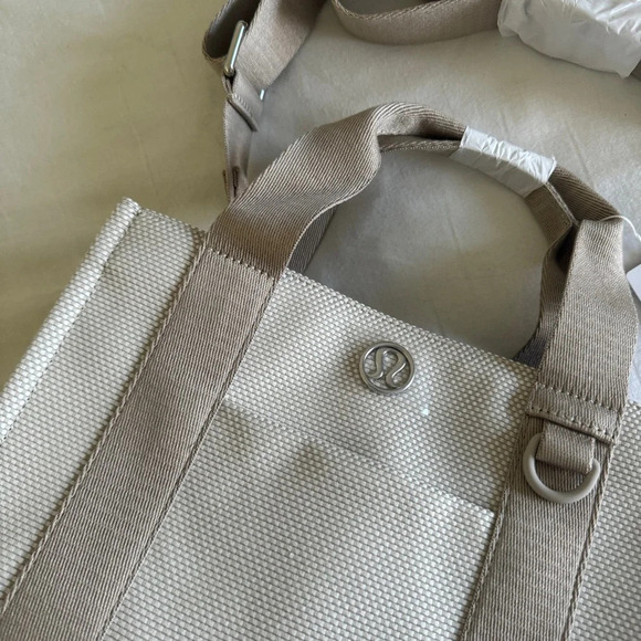 🆕 Lululemon Two Toned Canvas Tote Bag Mini 4.5L - Picture 2 of 7